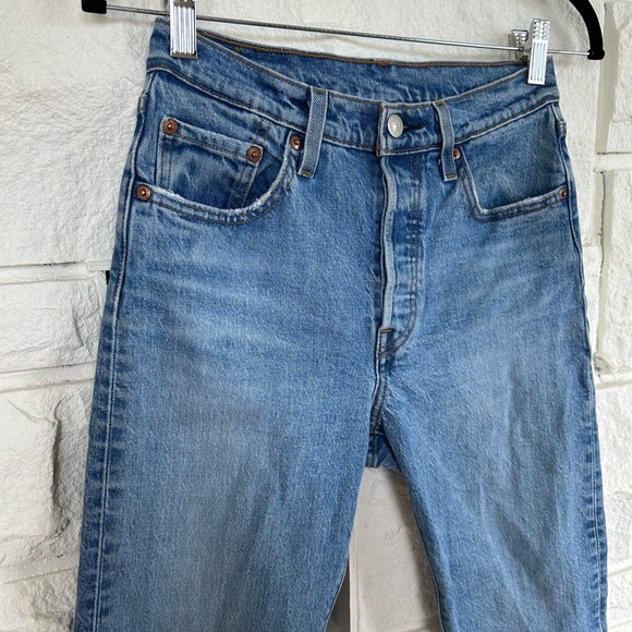 Levi’s 501 Original Fit Straight Leg Mid Rise Medium Wash Raw Hem Jeans Sz 25 - Picture 5 of 14